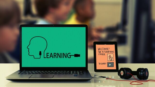 パソコン教室と自宅学習でタイピングを習得する主婦